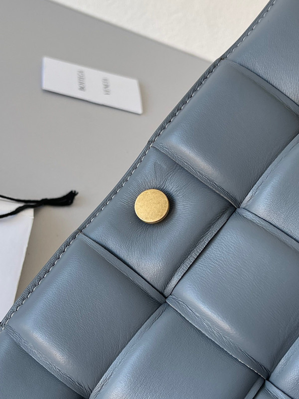 bo*te*ga Ve*ne*ta cassette