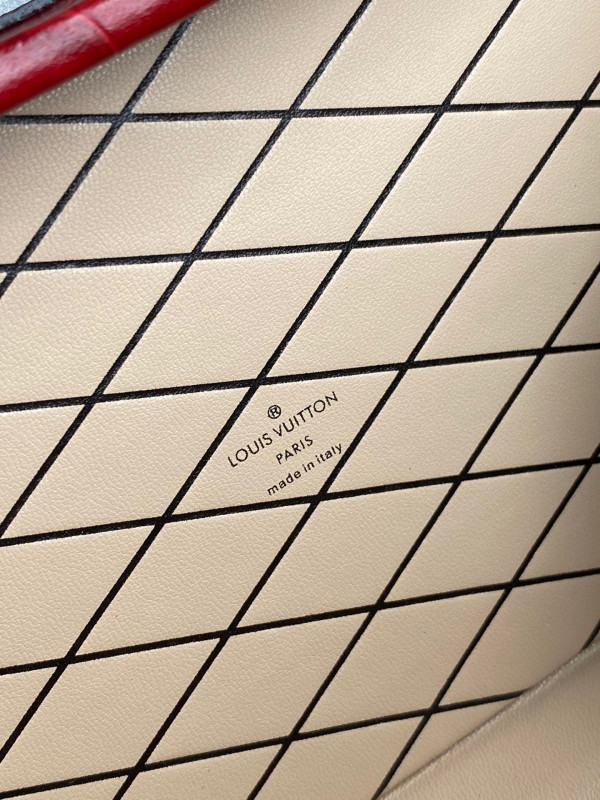 l0*is V*t0n petite malle