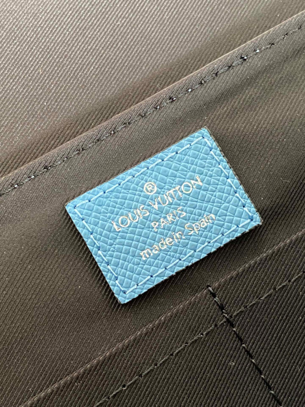 l0*is V*t0n new messenger