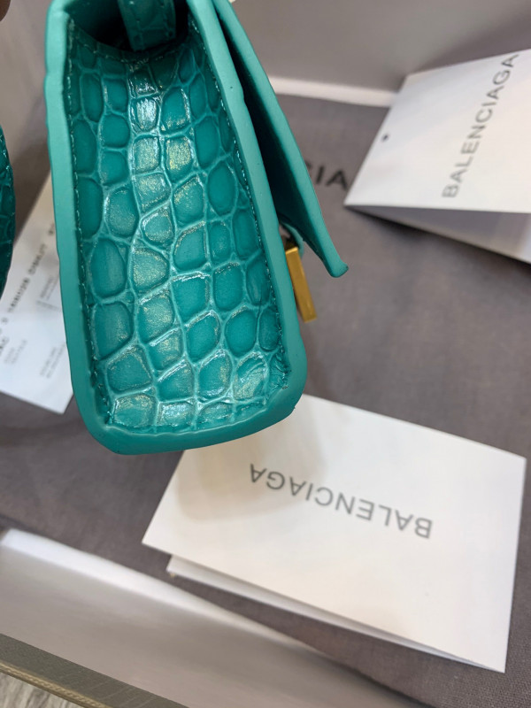 Ba*len*cia*ga hourglass