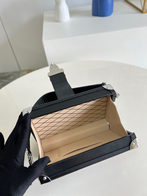 l0*is V*t0n petite malle