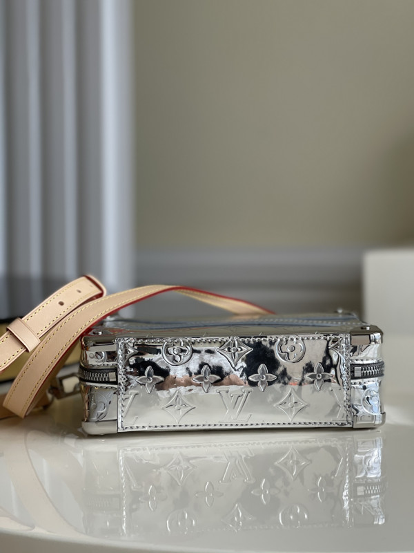 l0*is V*t0n handle trunk