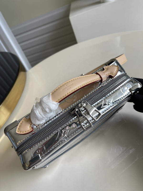 l0*is V*t0n handle trunk