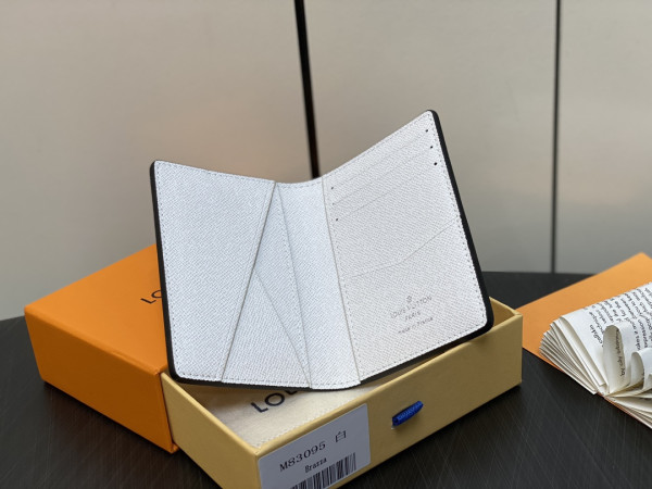 l0*is V*t0n pocket organizer-7.5*11.1*1 cm