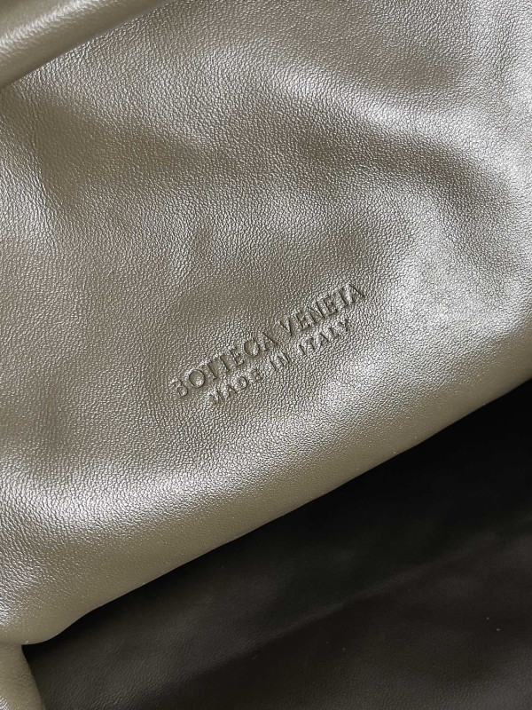 bo*te*ga Ve*ne*ta teen lauren 1980 with chain