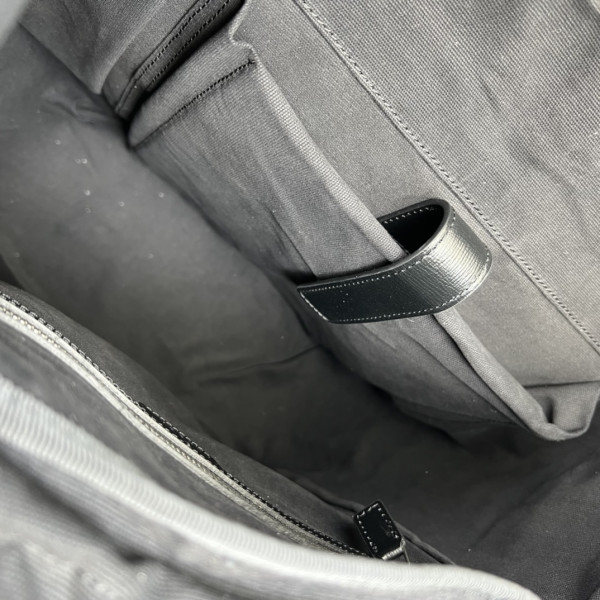 G*u*i medium backpack with interlocking g